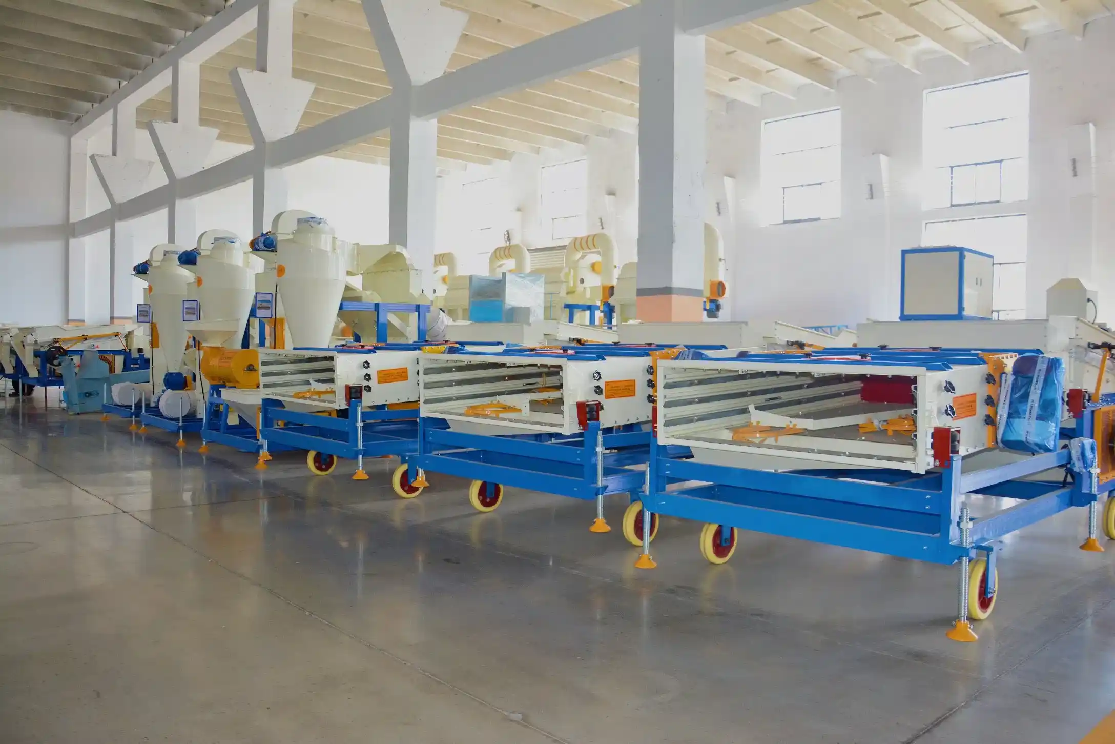 Các kỹ thuật viên lành nghề đảm bảo chất lượng lắp ráp máy móc làm sạch hạt giống